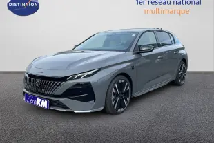 Peugeot 308 gris selenium métal vue 3/4 avant droit, avec calandre noire distinctive et jantes alliage bicolores.