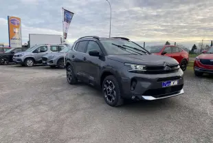 Citroën C5 Aircross gris platinium en 3/4 avant droit, avec jantes alliage bi-ton et projecteurs LED allumés.