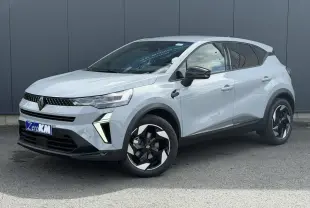 Renault Captur 2026 gris Rafale en 3/4 avant droit, avec jantes noires et détails noirs brillants.