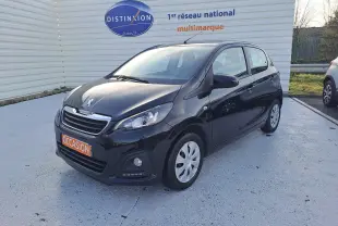 Peugeot 108 noire vue en 3/4 avant droit, compacte cinq portes avec jantes acier et feux LED diurnes.