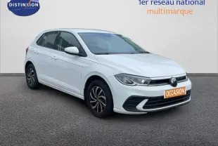 Volkswagen Polo blanc pur vue 3/4 avant droit avec jantes alliage et calandre moderne, en extérieur sur sol gris.