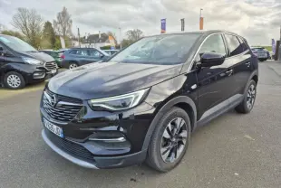 Opel Grandland X noir diamant en 3/4 avant droit, avec phares LED et jantes alliage visibles.