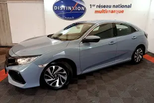 Honda Civic 1.0 i-VTEC Exclusive gris clair vue 3/4 avant droit en intérieur showroom avec jantes bicolores.