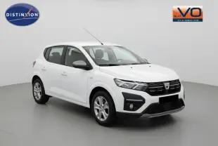 Vue 3/4 avant droite d'une Dacia Sandero blanche 2021 avec calandre noire et feux diurnes LED.