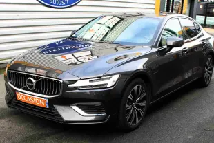Volvo S60 gris métal vue 3/4 avant droit, calandre chromée et jantes alliage distinctives visibles.