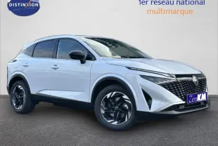 Nissan Qashqai Hybrid e-POWER blanc nacré en 3/4 avant droit, avec calandre noire et jantes noires distinctives.