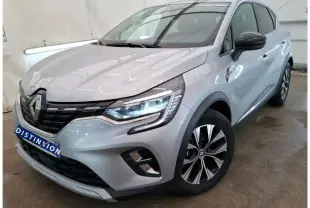 Renault Captur II Techno gris Highland en vue 3/4 avant droit, avec jantes alliage bicolores et rétroviseurs noirs.