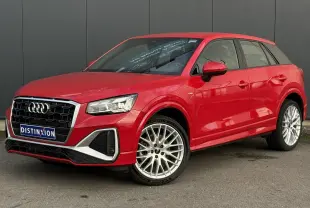 Audi Q2 35 TDI S-Line rouge vue 3/4 avant droit, avec jantes alliage et calandre noire distinctive.