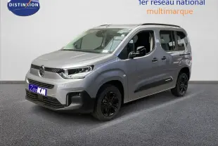 Vue 3/4 avant droite d'un Citroën Berlingo gris Artense métal avec jantes noires et calandre moderne.