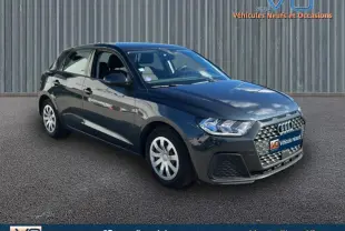 Audi A1 Sportback gris foncé vue 3/4 avant droit, avec calandre hexagonale et phares LED distinctifs.
