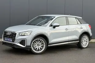 Audi Q2 35 TDI S-Line gris Flèche en vue 3/4 avant, avec jantes alliage et calandre noire distinctive.