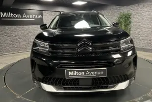 Citroën C5 Aircross noir perla nera vue de face en intérieur avec calandre et logo distinctifs brillants