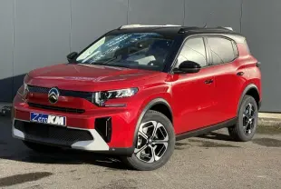 Citroën C3 Aircross Hybrid rouge Elixir vue 3/4 avant droit avec toit noir et jantes alliage 17 pouces.