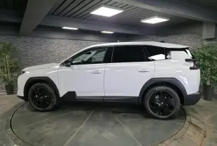 Vue latérale droite du Citroën C5 Aircross blanc avec jantes noires et détails noirs contrastants en intérieur.