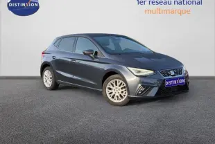 SEAT Ibiza 2025 gris magnétique métallisé vue 3/4 avant avec jantes alliage et calandre distinctive Xcellence.