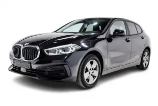 BMW Série 1 116d noire vue 3/4 avant droit, avec phares LED et calandre double haricot distinctive.