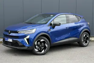 Renault Captur 2026 bleu Iron en 3/4 avant droit, avec jantes aluminium noires et rétroviseurs noirs brillants.