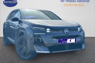Vue 3/4 avant d'un Citroën C5 Aircross gris Platinium avec calandre distinctive et jantes noires.