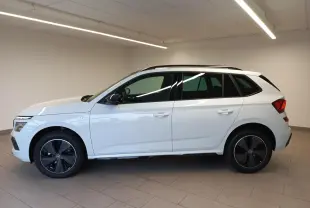 Vue de profil côté gauche du SUV blanc SKODA KAMIQ 1.5 TSI 150 DSG7 Monte-Carlo avec jantes noires distinctives.