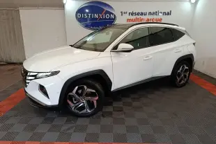 Hyundai Tucson 1.6 Hybrid 230 Executive blanc vu de profil droit en intérieur avec jantes distinctives et toit noir.