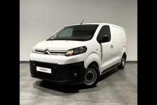 Citroën Jumpy Fourgon blanc banquise vu en 3/4 avant droit avec calandre noire et phares allumés.
