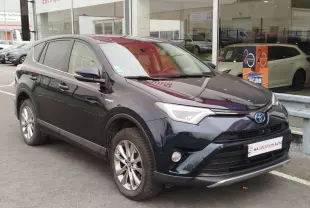 Toyota RAV4 noir cobalt en 3/4 avant droit, mettant en valeur son design hybride et ses jantes alliage.