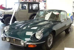 Jaguar Daimler Type E Série 3 vert vue 3/4 avant droit, mettant en valeur ses phares ronds et jantes à rayons.