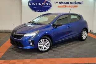 Renault Clio Evolution Blue dCi 100 2025 bleu, vue 3/4 avant droit avec phares LED allumés en intérieur showroom