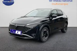 Nissan Qashqai 2025 noir perle métal en 3/4 avant droit avec calandre et jantes distinctives.