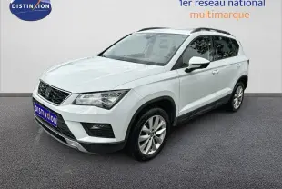 SUV SEAT Ateca blanc Nevada vu en 3/4 avant droit, avec jantes alliage et calandre noire distinctive.
