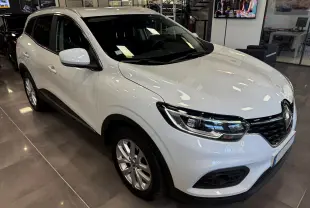 Renault Kadjar blanc glacier en 3/4 avant droit, SUV compact avec calandre noire et jantes alliage 17 pouces.
