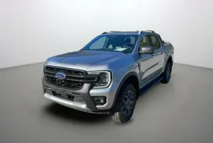 Ford Ranger 2025 gris iconic en 3/4 avant droit, avec calandre noire et jantes alliage sombres Wildtrak Plus.