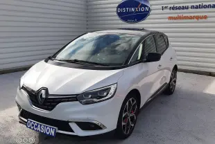Renault Scénic IV blanc nacré avec toit noir, vue 3/4 avant droit, jantes alliage et calandre noire brillante.