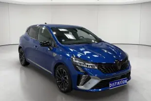 Renault Clio Esprit Alpine E-Tech 2024 bleu, vue 3/4 avant droit avec jantes noires et calandre distinctive.