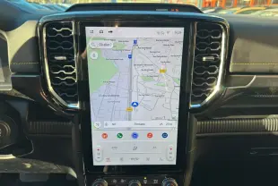 Vue rapprochée de l’écran tactile central du Ford Ranger 2025 gris iconic affichant la navigation GPS et les commandes climatisation.