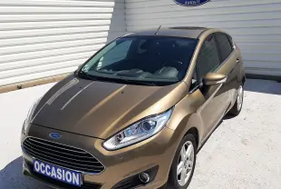 Ford Fiesta 1.0 EcoBoost Titanium marron métal vue 3/4 avant droit avec plaque occasion visible.