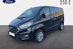 Fourgon Ford Transit Custom noir Agate métallisé vu en 3/4 avant droit avec calandre chromée et jantes alu 16 pouces.