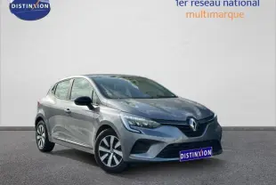 Renault Clio gris 2023 vue 3/4 avant droit, avec calandre noire et jantes alliage distinctives.