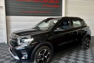Citroën C3 Turbo 100 BVM6 noir vue 3/4 avant droit, avec jantes noires et toit noir brillant en showroom.