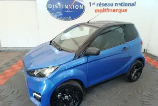 Vue 3/4 avant droit d'une Aixam Ambition 0.5 City Sport bleu 2024 avec toit noir et jantes noires.