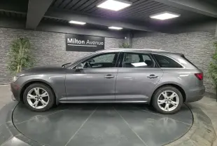 Profil côté gauche d'une Audi A4 Avant gris métallisé 2018 avec jantes alu 17 pouces à cinq branches doubles.