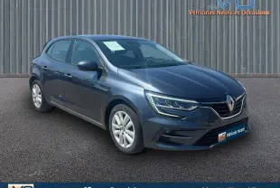 Renault Mégane IV Berline gris vue 3/4 avant droit, avec phares LED et jantes 16 pouces sur parking.