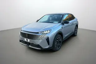 Peugeot 3008 Hybrid 145 GT en gris artense avec toit noir, vue 3/4 avant mettant en valeur la calandre et les jantes noires.