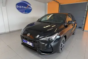 Vue 3/4 avant droite de la MG3 1,5 HYBRID+ 195cv Luxury noire Pebble Black en showroom avec jantes bi-ton.