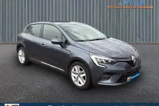 Renault Clio V Blue dCi 85 Business gris foncé vue 3/4 avant droit sur sol noir devant un mur métallique.