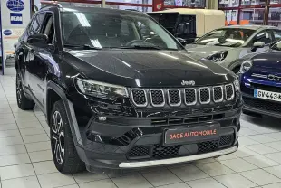Jeep Compass noir vu de face en 3/4 gauche, mettant en valeur sa calandre distinctive et ses jantes alliage.