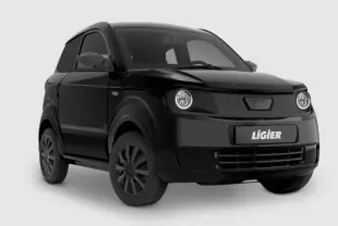 Vue 3/4 avant d'une Ligier Myli 0.5 REVO D+ noire avec projecteurs LED ronds et jantes noires look carbone.