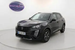 Peugeot 2008 Hybrid 145 e-DCS6 Style noir vue 3/4 avant droit, avec calandre noire et feux LED verticaux distinctifs.