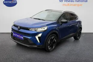 Renault Captur 2025 bleu Iron Metal en 3/4 avant droit avec jantes noires et feux LED allumés.