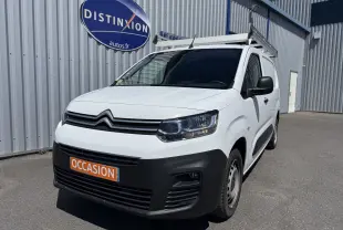 Citroën Berlingo XL blanc banquise en 3/4 avant droit avec galerie de toit et pare-chocs noirs visibles.